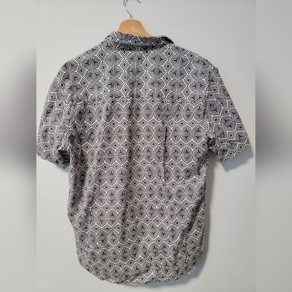 Geometric Patterned Button-Up Shirt - Picture 4 of 4